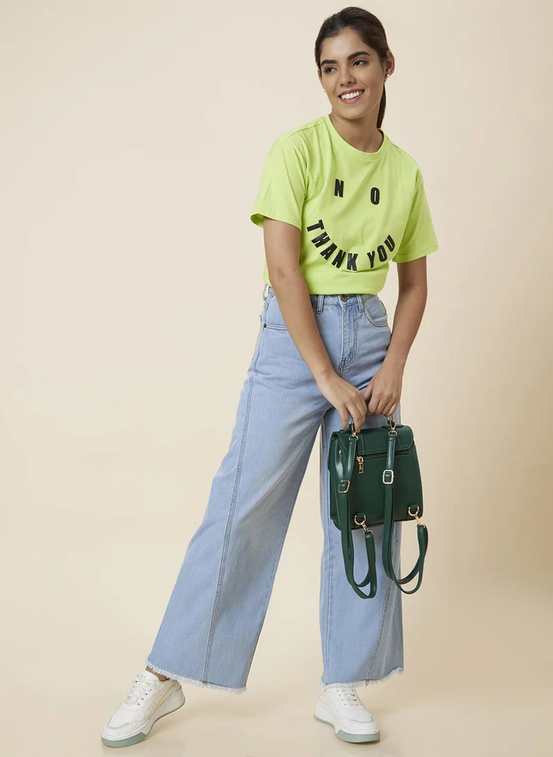 جلو باص جينز نسائي واسع الساق بخصر متوسط ومرونة عالية وحواف ممزقة